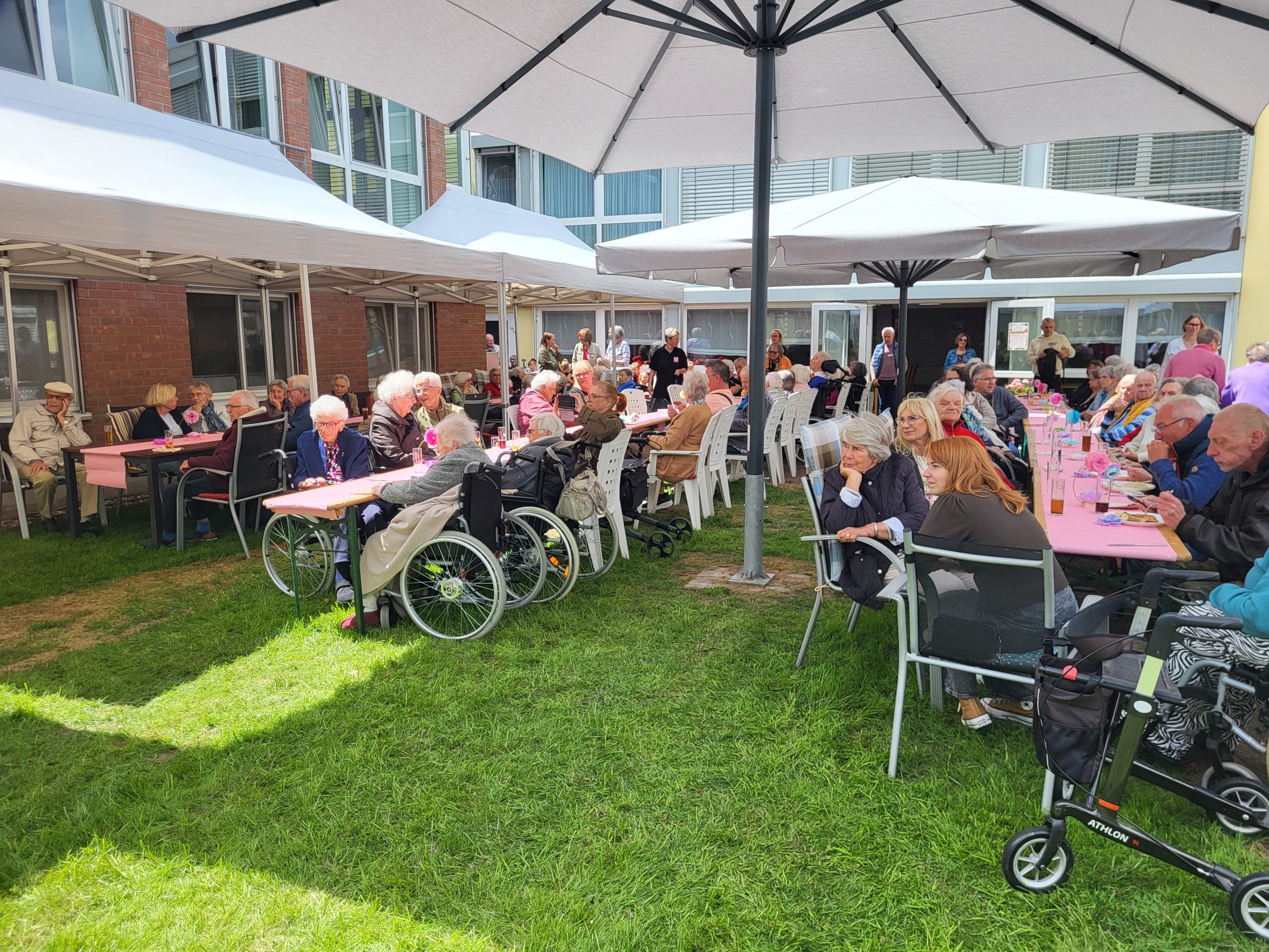 Miteinander auf dem Sommerfest